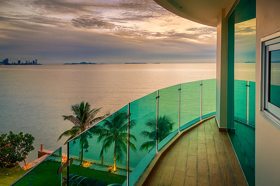 paradise ocean view pattaya condo luxury beachfront